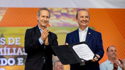 Ato de entrega do termo de licença ambiental de operação ocorreu durante a solenidade. (Foto: MB Comunicação)