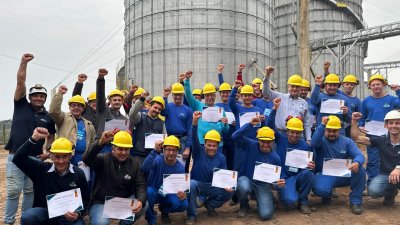 Ao todo 24 colaboradores receberem o certificado