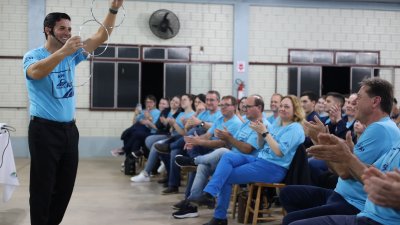 O palestrante Dalmir Sant'Anna trouxe dinâmica e mágica em sua fala