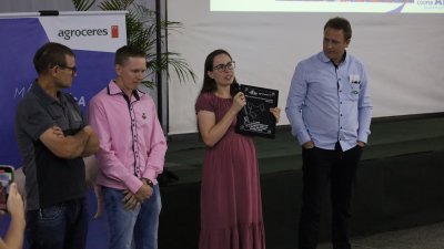 Tainara Heck, administradora da granja, destacou a importância de acreditar no trabalho diário