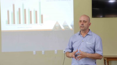  O gerente de desenvolvimento rural cooperativo da Aurora Coop, Marcos Lopes, apresentou os resultados do programa em 2024. (Foto: Karina Ogliari/MB Comunicação)