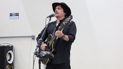 Artista Kiko Lemos que participou da confraternização