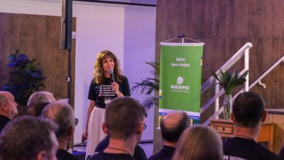 Mestre em administração e estratégias de negócios, Adriana Salvi