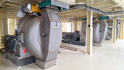 Tr&ecirc;s m&aacute;quinas peletizadoras, duas v&atilde;o produzir ra&ccedil;&otilde;es para termina&ccedil;&atilde;o e outra para 