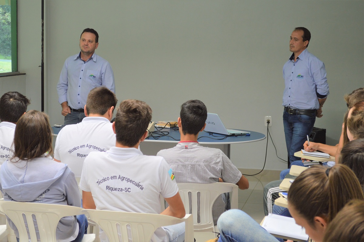 NUTRI A1: Fábrica de Palmitos recebe estudantes do curso técnico em agropecuária