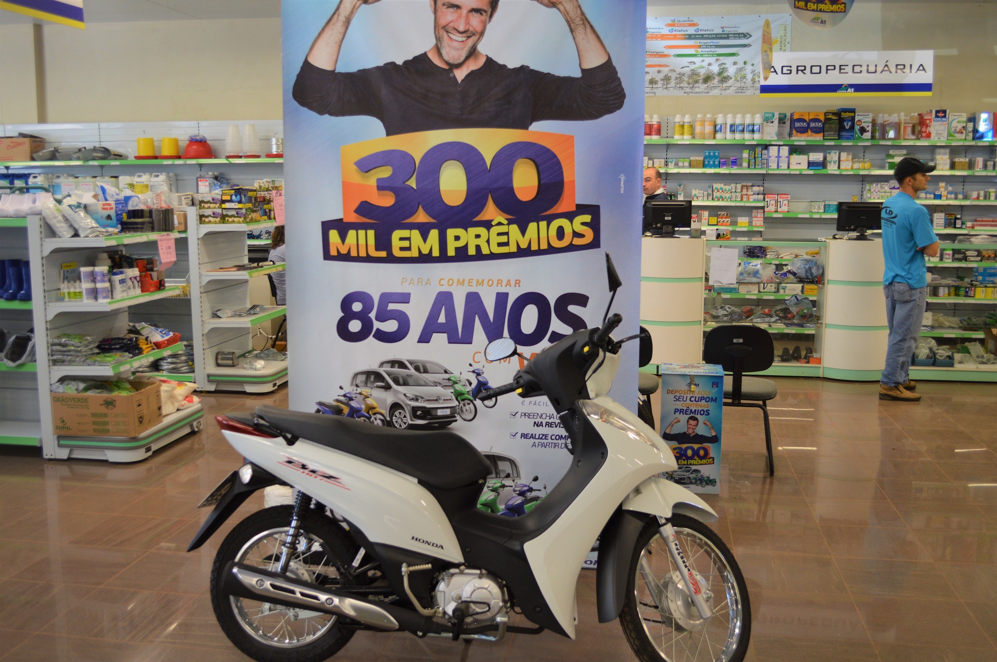 PROMOÇÃO 300 MIL EM PRÊMIOS: entregue a oitava moto 0 km na manhã desta quarta-feira (29/08)