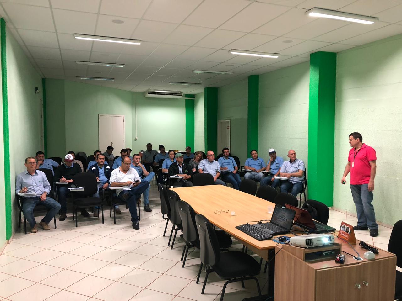 NOVAS NORMAS DE DEFENSIVOS: colaboradores da Cooper A1 participaram de treinamento em parceria com a CIDASC