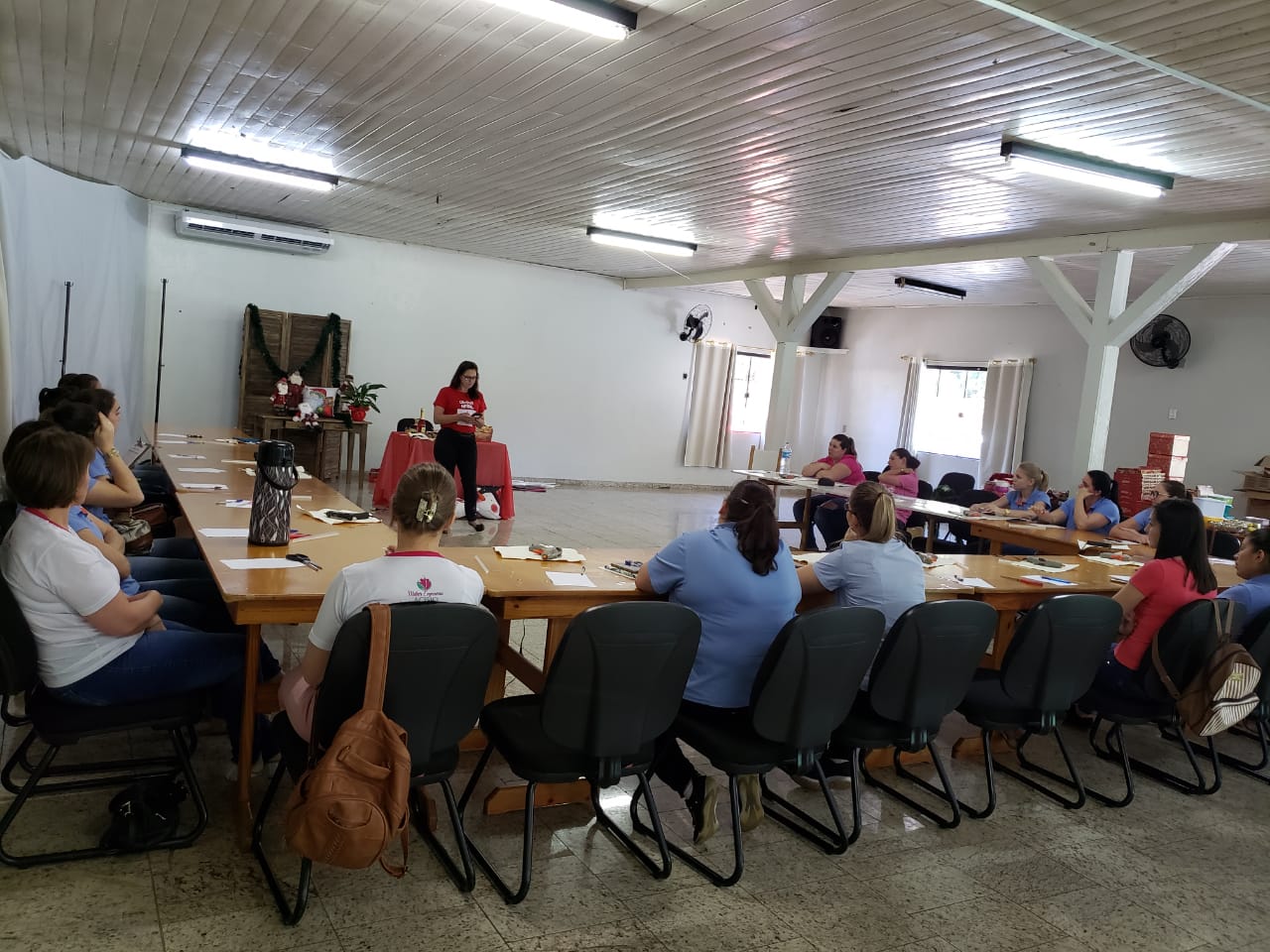 Colaboradoras da Cooper A1 receberam capacitação de cestas natalinas