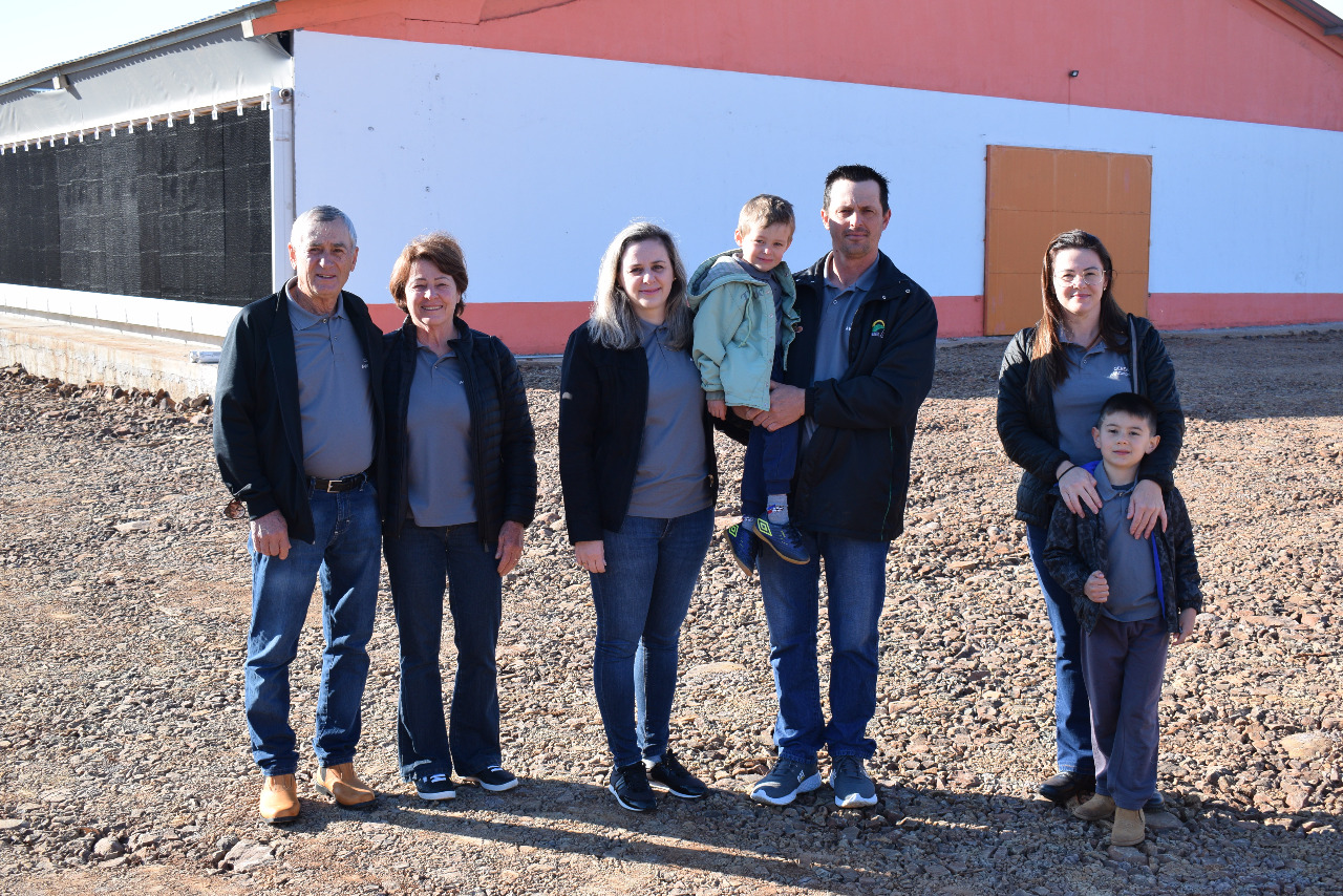 INAUGURAÇÃO: Cooperado inaugura aviário com sistema pioneiro