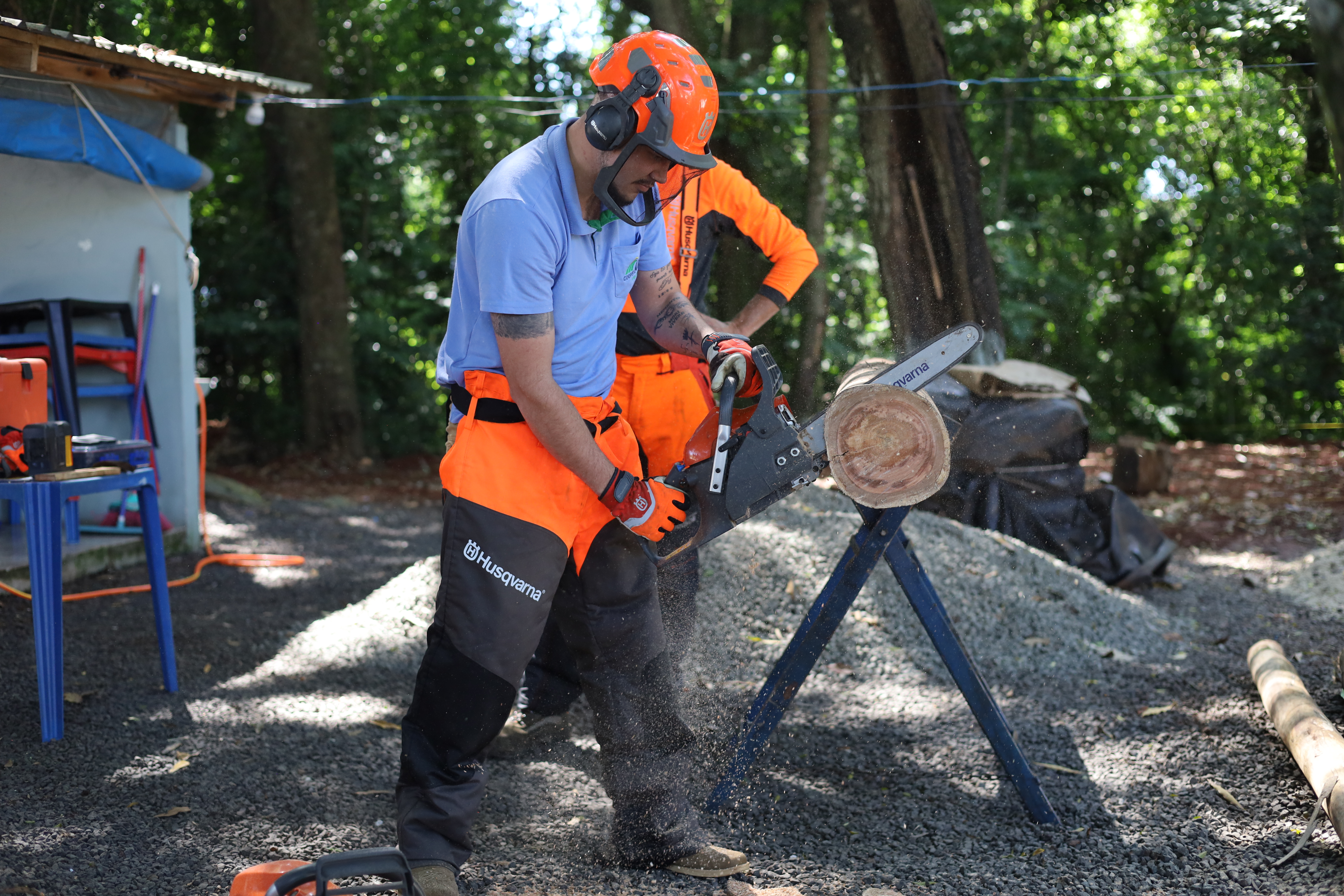 TREINAMENTO: Vendedores das lojas agropecuárias conhecem na prática produtos Husqvarna 