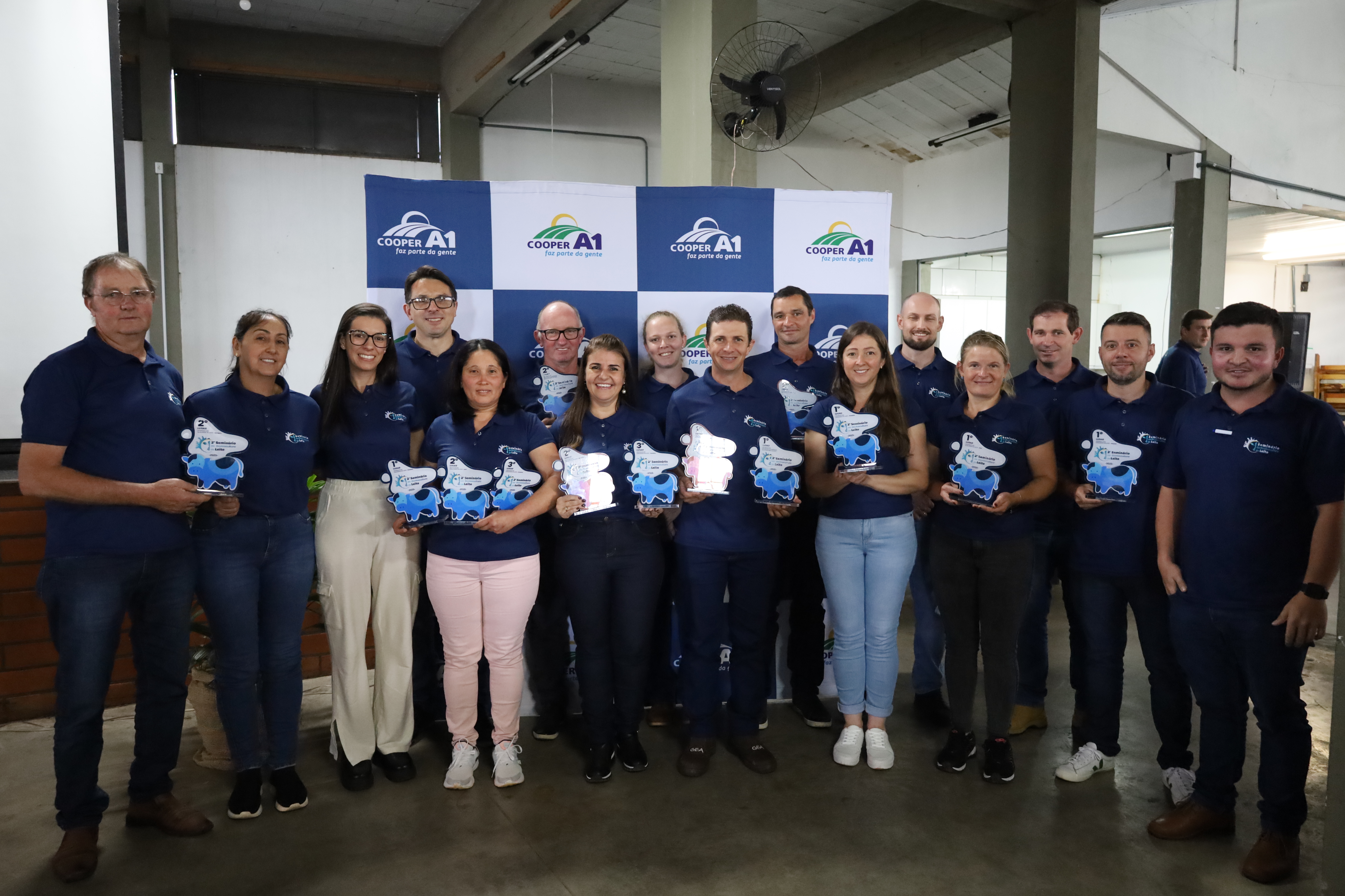 LEITE EM DESTAQUE: Produtores são reconhecidos por seus esforços  